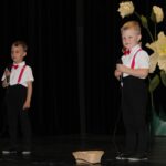 Chłopcy z grupy Mrówki recytują wiersze dla rodziców