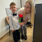 Chłopiec przekazuje kwiatka