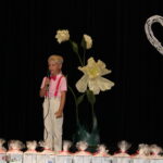 Chłopiec recytuje wiersz