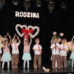 Chłopiec śpiewa, a dzieci z tyłu grają na klawesach