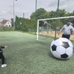 Chlopiec-strzela-gola-tatusiowi