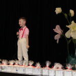 Chłopiec wita gości