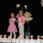 Chłopiec z dziewczynką na scenie