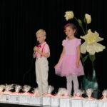 Chłopiec z dziewczynką recytują wiersze