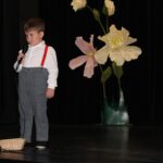 Chłopiec z grupy Pszczółek przedstawia wiersz