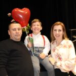 Chłopiec z grupy Pszczółek wraz z rodzicami