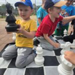 Dzieci-bawia-sie-szachami-xxl