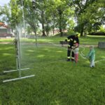 Dzieci gaszą pożar przy wykorzystaniu tablicy szkoleniowej