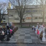 Dzieci-graja-w-giga-szachy-w-szkole-podstawowej