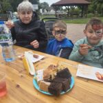 Dzieci-jedza-kielbaski