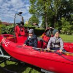 Dzieci na srażackiej motorówce