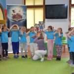 Dzieci odgrywają scenkę