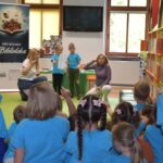 Dzieci piszą w powietrzu