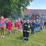 Dzieci podczas zabaw sportowych