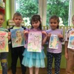 Dzieci pokazują kolorowankę z pieskiem Szilą