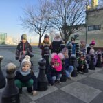 Dzieci-poznaja-figury-szachowe-w-czasie-ferii