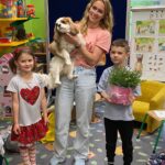 Dzieci przekazują kwiaty