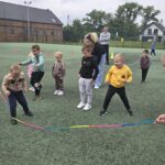 Dzieci-przeskakuja-przez-kabla