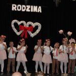 Dzieci przesyłają całuski