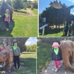 Dzieci przy figurach zwierząt prehistorycznych