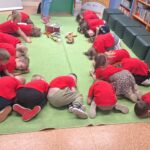 Dzieci skulone na dywanie