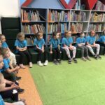 Dzieci słuchają prowadzącej