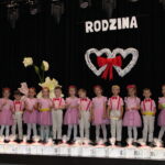 Dzieci śpiewają piosenkę z instrumentami