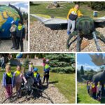 Dzieci szukają kontynentów na globusie oraz oglądają instalacje zwierząt w powiększeniu