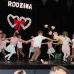 Dzieci tańczą w kółeczku