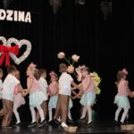 Dzieci tańczą w parach