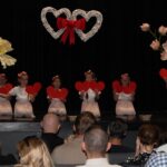 Dzieci tańczą z sercami