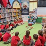 Dzieci uważnie słuchają Hanki