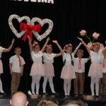 Dzieci w układzie tanecznym do piosenki