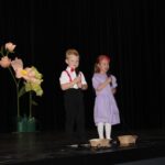 Dzieci witają gości