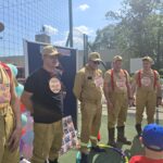 Dzieci-wreczaja-odznaki-i-medale-strazakom