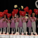 Dzieci z balonami w kształcie serca