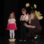 Dzieci z grupy Mrówki recytują wiersz