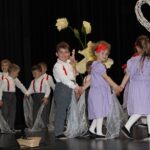 Dzieci z grupy Pszczółek tańczą dla rodziców