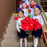 Dzieci z kwiatami na schodach urzędu