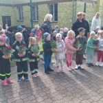 Dzieci z kwiatkami dla strażaków