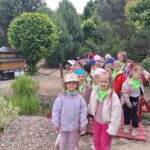 Dzieci z oddziału Biedronek podczas spaceru w Deli Parku