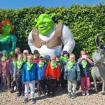 Dzieci z oddziału Biedronek przy figurach z bajki Shrek