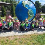 Dzieci z oddziału Biedronek przy modelu Ziemi