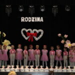 Dzieci z oddziału Biedronek śpiewają piosenkę