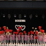 Dzieci z oddziału Biedronek śpiewają piosenkę finałową