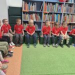 Dzieci z oddziału Biedronek uważnie słuchają
