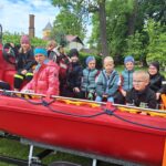 Dzieci z oddziału Biedronek w motorówce