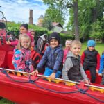 Dzieci z oddziału Biedronek w motorówce strażackiej