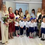 Dzieci z pracownikami administracyjnymi