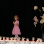 Dziecko śpiewa piosenkę